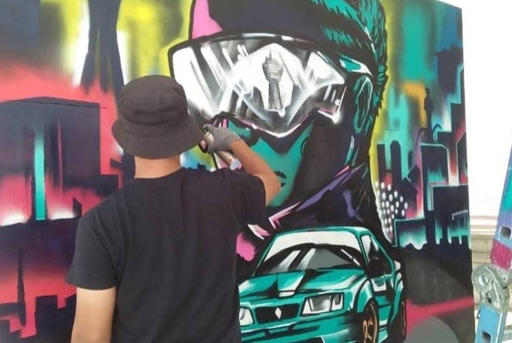 Fattah menyiapkan lukisan yang berkonsepkan kemerdekaan.