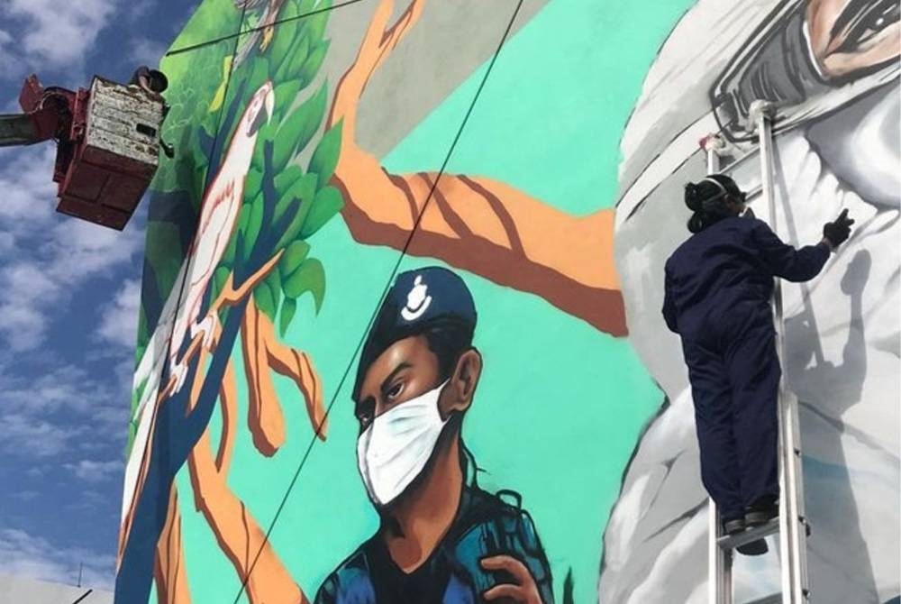 Fattah menyiapkan lukisan mural berkonsepkan frontliners.