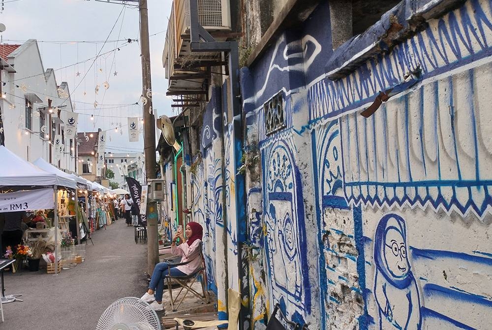 Lukisan mural yang dihasilkan Fattah di lorong gelap dekat Jalan Dewa, Sungai Petani berjaya menghidupkan kembali laluan itu dan mewujudkan suasana lebih segar sehingga menarik perhatian pengunjung.