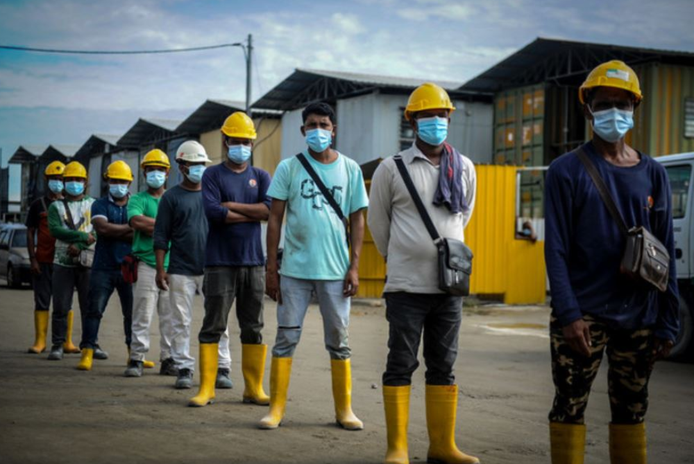 Lambakan pekerja asing memberi impak kepada ekonomi kerana pengaliran wang yang keluar dari negara ini. - Foto hiasan/Bernama