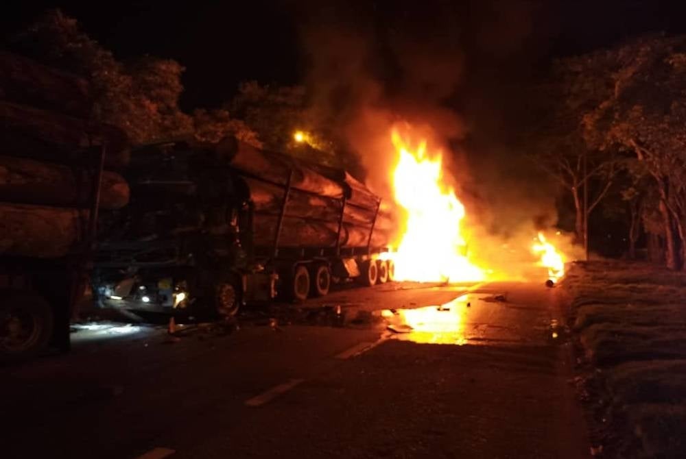 Tiga lori yang membawa muatan kayu balak terlibat kemalangan dan mengakibatkan seorang pemandu rentung.