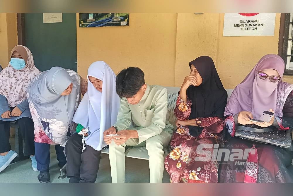 Ahmad Danish bersama adiknya, Siti Nur Khadijah Nasaruddin, 14 (anak kelima) ditenangkan ahli keluarga di Unit Forensik Hospital Kampar.