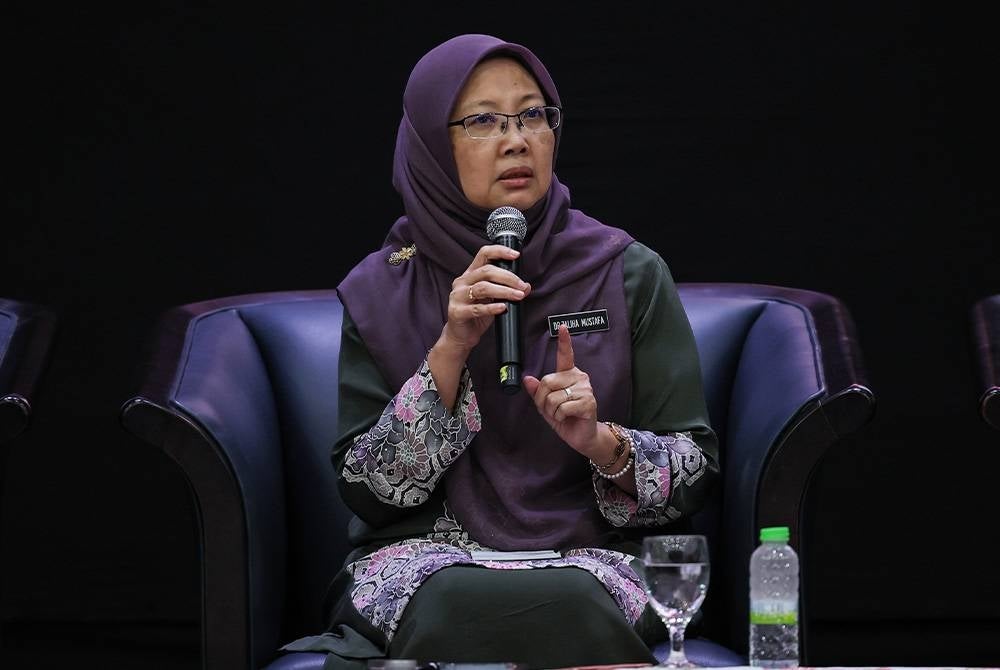 Dr Zaliha menjawab persoalan yang diutarakan oleh para peserta pada Sesi 'Town Hall' Kertas Putih Kesihatan Peringkat Zon Pantai Timur di Kompleks Pentadbiran Bandar Al Wathiqu Billah, Kuala Nerus hari ini. - Foto Bernama
