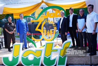 Azman (dua dari kiri) dan Pengarah Urusan Serba Wangi Sdn Bhd, Low Kok Kean (empat dari kanan) menyempurnakan gimik pelancaran Majlis Sambutan Ulang Tahun ke-30 Jati di Lot 10 pada Selasa. - Foto SINAR HARIAN / MOHD HALIM ABDUL WAHID