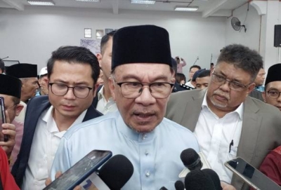 Anwar semasa sidang media pada majlis Sambutan Aidilfitri Perpaduan Madani, Masyarakat bersama Polis Diraja Malaysia Peringkat Parlimen Tangga Batu di Tanjung Minyak hari ini. - Foto Astro AWANI