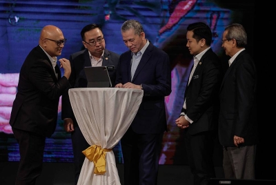 Fadillah melakukan gimik perasmian pada Majlis Pelancaran Malaysia Open Science Platform (MOSP) pada Selasa. - Foto Bernama