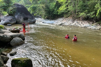 Anggota bomba dari BBP Bentong melakukan pencarian remaja yang dilaporkan hilang dibawa arus ketika mandi di sungai berhampiran D'kasai Riverside (Monkey Rock) Kampung Orang Asli Gabong, Bentong pada Selasa.