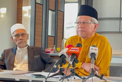 Ahmad Zakiyuddin (kanan) mengadakan sidang akhbar bersama Wan Salim di Tri Pinnacle Tanjung Tokong pada petang Selasa.