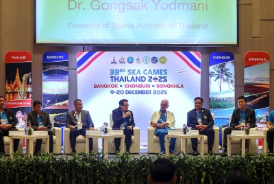 Gongsak (empat dari kiri) ketika mengadakan sidang media Thailand sebagai tuan rumah Sukan Asia Tenggara (Sukan SEA) ke -33 pada Selasa.- Foto Bernama