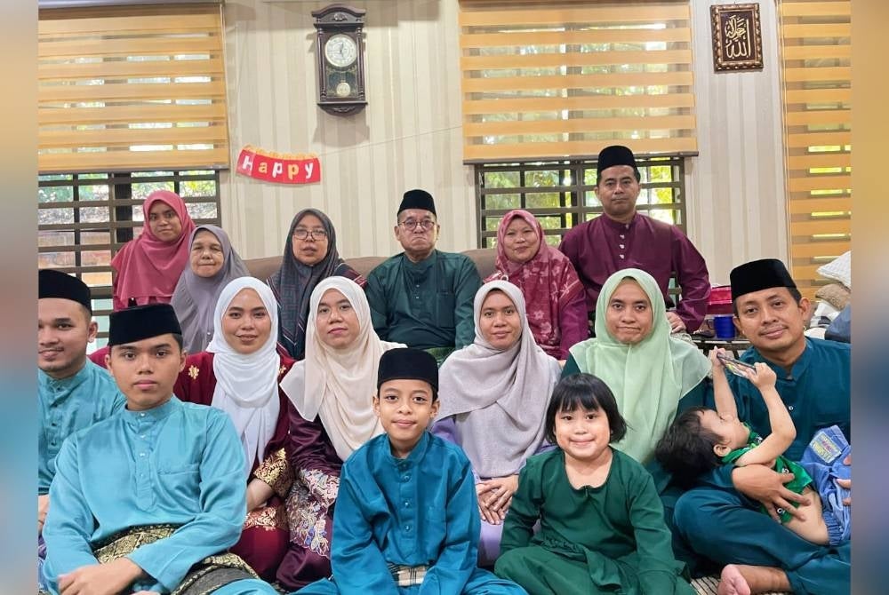 Azizan bersama keluarga.