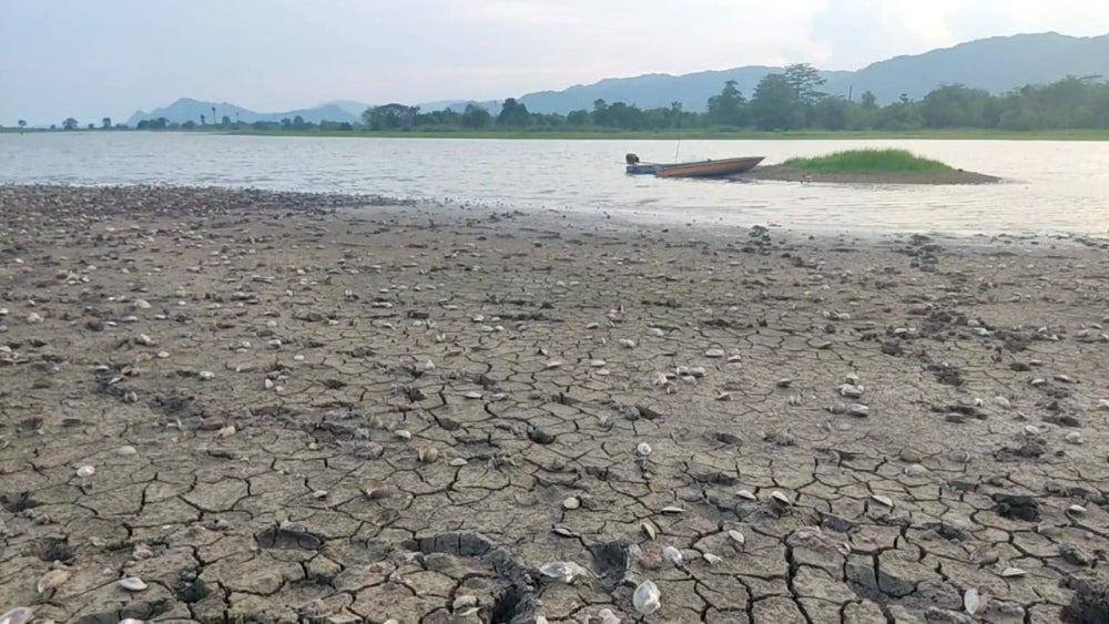 Cuaca panas menyaksikan air di Tasik Timah Tasoh di Padang Besar menyusut dan keadaan tanah turut merekah.