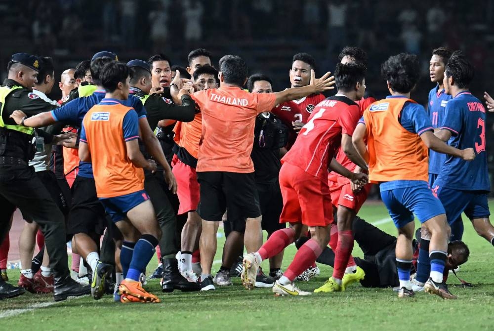 Pesta kad merah warnai emas bola sepak Indonesia