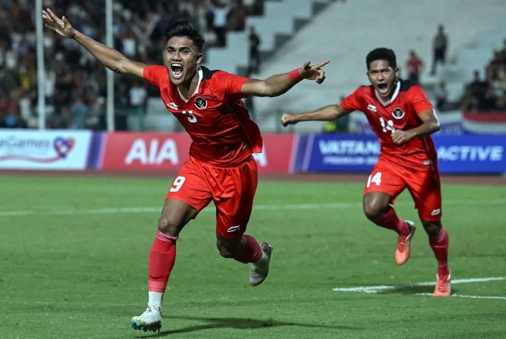 Sananta (depan) meledak dua gol ketika membantu Indonesia meraih pingat emas selepas menundukkan Thailand 5-2 pada aksi final bola sepak Sukan SEA Kemboja di Phnom Penh pada Selasa. - Foto Facebook PSSI.