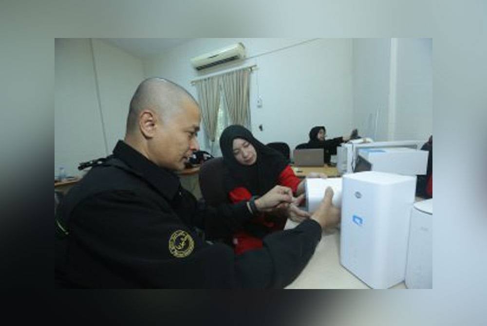 Petugas Teknologi Maklumat menjalankan pemeriksaan perkakasan agar sentiasa berada dalam keadaan baik.