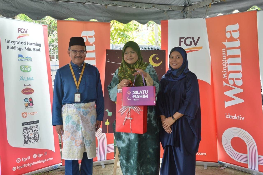 Penyerahan sumbangan Nu Ideaktiv kepada wakil Rumah Kebajikan Anak Yatim dan Asnaf An-Naafi (tengah).