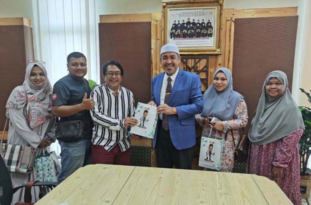 Dr Izani (tiga dari kanan) meraikan kedatangan media sempena Aidilfitri di Kota Darulnaim, Kota Bharu, pada Rabu.