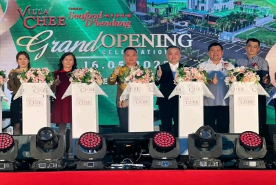 Suee Lim (tiga dari kiri) hadir pada Majlis Perasmian Homestay Villa Chee dan D’Bendang Seafood Restoran di Villa Chee Sekinchan di sini pada malam Selasa.
