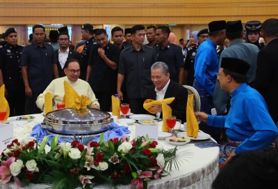 Anwar (duduk, kiri) hadir pada Majlis Rumah Terbuka MADANI Aidilfitri Jabatan Perdana Menteri (JPM) di Dewan De' Seri Endon, Puspanitapuri, pada Rabu. Turut hadir, Timbalan Perdana Menteri, Datuk Seri Fadillah Yusof (duduk tengah) dan Ketua Setiausaha Negara, Tan Sri Mohd Zuki Ali (duduk kanan). - Foto Bernama 