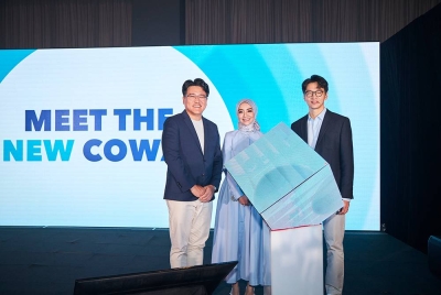 Mira Filzah (tengah) bersama tetamu yang hadir semasa acara Brand Renewal yang diadakan di The Space, Menara Ken TTDI pada Rabu.
