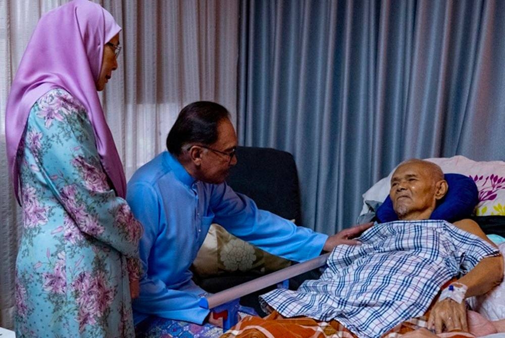 Anwar dan Wan Azizah menziarahi Ustaz Razali di kediaman Allahyarham pada hujung minggu lalu.