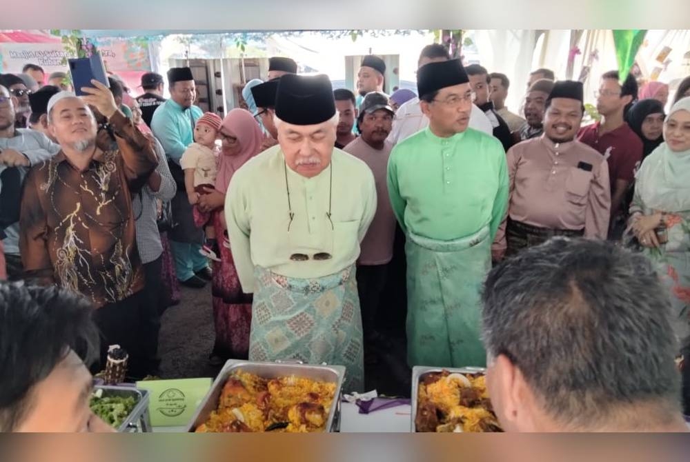 Tengku Mohamad Rizam melawat reruai makanan yang disediakan kepada tetamu Majlis Jalinan Ukhwah Aidilfitri Majlis Agama Islam Dan Adat Istiadat Melayu Kelantan (MAIK) pada Khamis.
