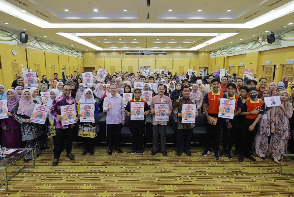 Fahmi bergambar bersama peserta semasa hadir Program Jom Baca 10 Minit peringkat Kementerian Komunikasi Digital pada Khamis. - Foto Bernama