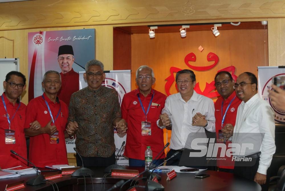 Mahdzir (tengah) selepas sidang akhbar di Bangunan Tunku, Alor Setar pada Khamis.