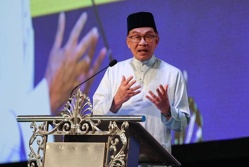 Anwar berucap merasmikan Seminar Antarabangsa Imam As-Syafi'i anjuran Jabatan Mufti Sarawak dengan kerjasama Akademi Pengajian Islam Universiti Malaya di Pusat Konvensyen Borneo Kuching pada Khamis. - Foto Bernama