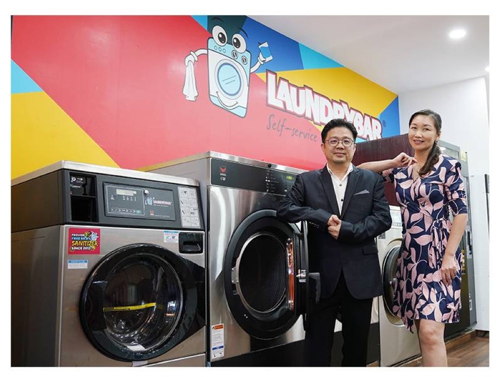 Paul bersama isterinya Sandra Chua yang juga merupakan Pengarah Eksekutif City Coin Group.