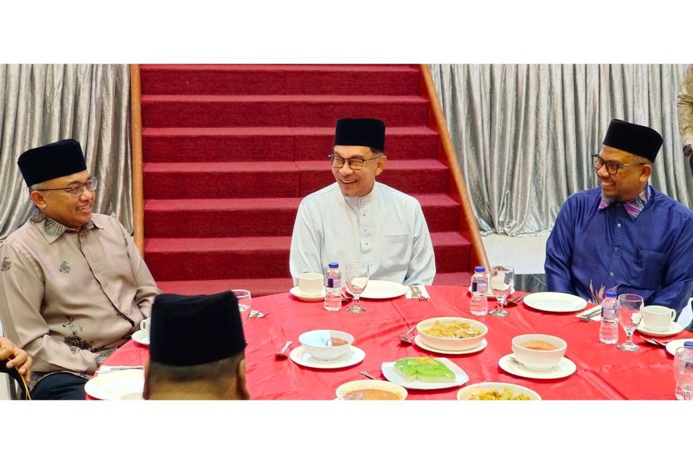 Anwar (tengah) bersama Setiausaha Kerajaan Negeri Perak, Datuk Ahmad Suaidi Abdul Rahim pada Majlis Ramah Mesra PM bersama Ahli Jawatankuasa Masjid dan Surau Parlimen Tambun di Institut Tadbiran Islam Perak, Ipoh pada Khamis.