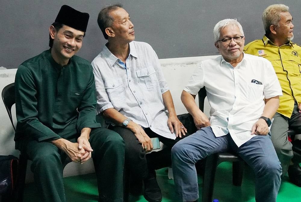 Farid (kiri) dan Penasihat Kumpulan Karangkraf, Datuk Hussamuddin Yaacob semasa mengunjungi Kompleks Karangkraf pada Khamis.