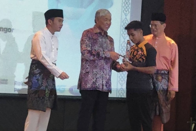 Ahamad Zahid (dua dari kiri) menyampaikan pengiktirafan khas kepada salah seorang penerima pada Majlis Riang Raya MPP UiTM di Dewan Berlian, UiTM Puncak Alam di sini pada Khamis.