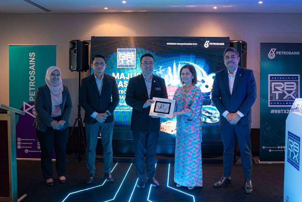 (Dari kiri) Pengarah Jabatan Program Petrosains Sdn Bhd, Norhana Hamim; Ketua Jabatan Strategi dan Perkhidmatan Korporat, Pelaksanaan Projek dan Teknologi Petronas, Shah Rizal Dahlan, Lih Kang (tengah), Pengerusi Lembaga Pengarah Petrosains, Datin Anita Azrina Aziz dan ahli Lembaga Pengarah Petrosains Syed Muhafiz Syed Bakar semasa pelancaran pertandingan Petrosains RBTX Challenge 2023.