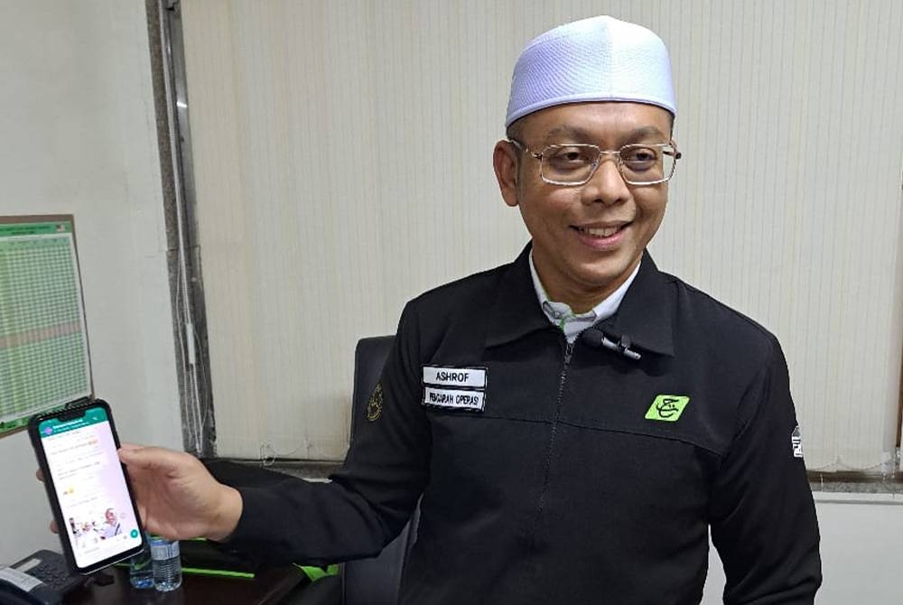 Ashrof menunjukkan kumpulan WhatsApp yang perlu disertai jemaah sebaik tiba di Madinah pada 21 Mei ini.