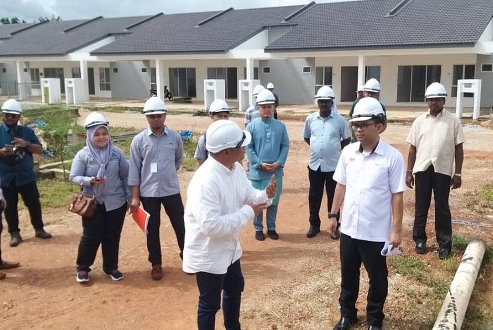 Akmal (kanan) ketika melakukan lawatan tapak ke projek perumahan sakit di Taman Residensi Mesra, Gurun, Kedah pada Jumaat.