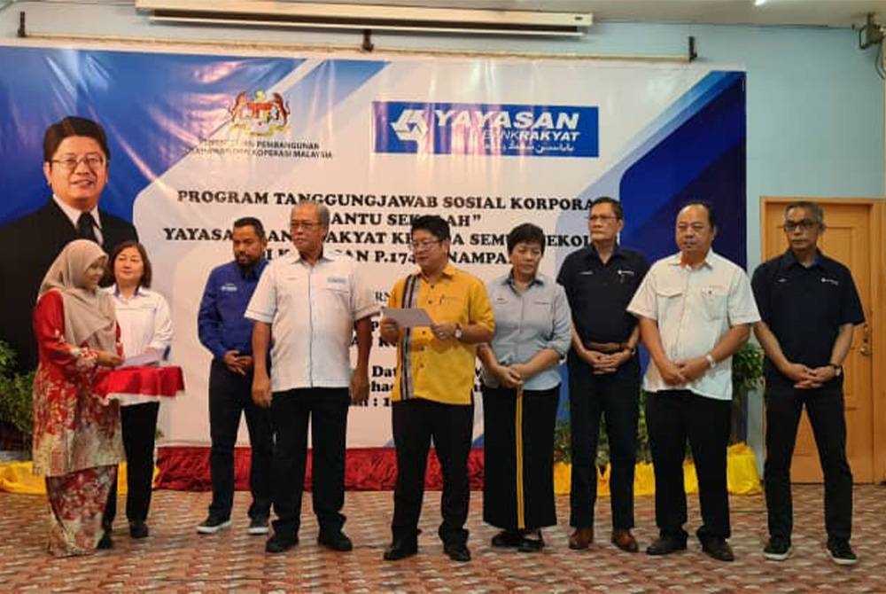 Majlis penyerahan bantuan oleh pihak YBR.