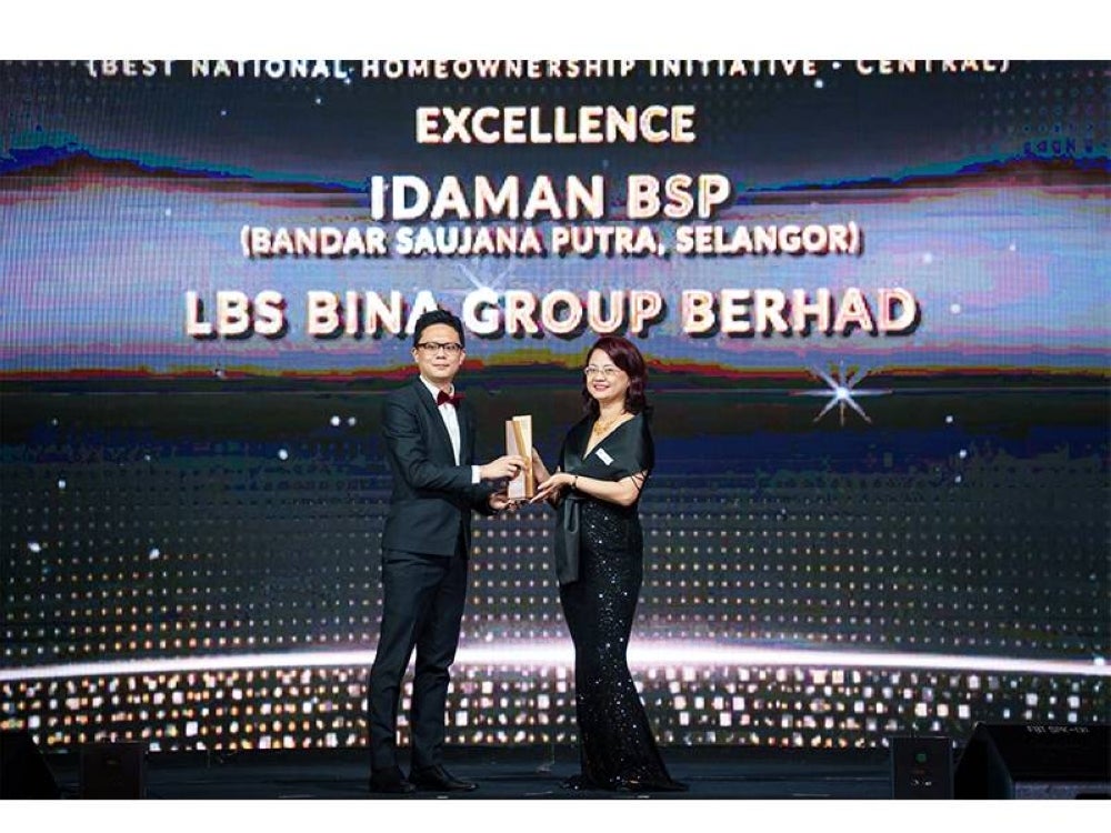 Timbalan Ketua Pegawai Eksekutif MGB, Isaac Lim menerima trofi di Anugerah StarProperty 2023 daripada Ketua Pegawai Perniagaan Kumpulan Star Media, Lydia Wang (kanan) di sebuah hotel di Kuala Lumpur, di sini, malam tadi. MGB, cabang pembinaan rasmi dan anak syarikat LBS, merangkul ‘Anugerah Rumah Bantuan (Cemerlang) bagi Kategori Kerajaan untuk projek Rumah Idaman BSP.
