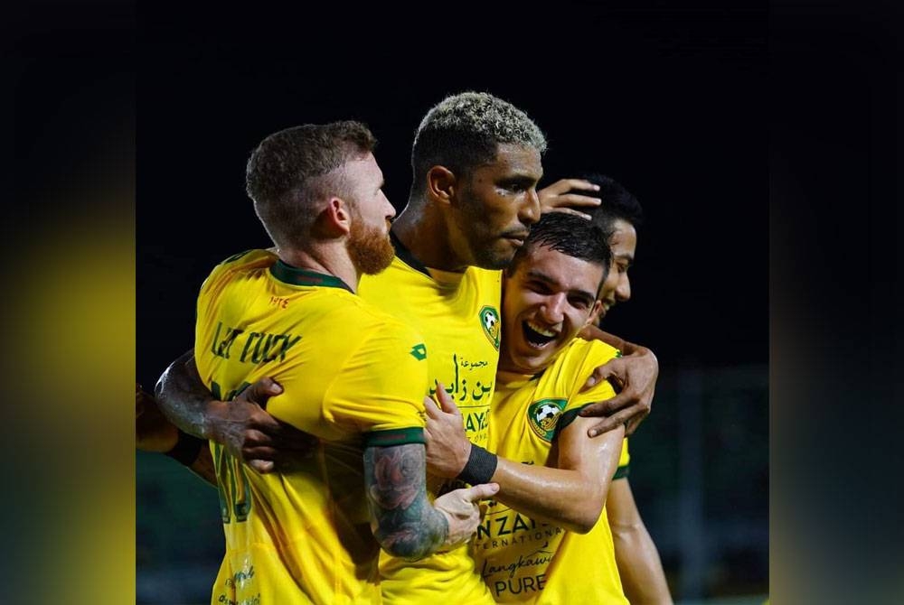 Dari kiri, Lee Tuck, Lira dan Hidalgo masing-masing menjaringkan satu gol untuk membantu KDA FC menumpaskan Kelantan FC 5-0 di Stadium Darul Aman pada malam Jumaat. - Foto KDA FC