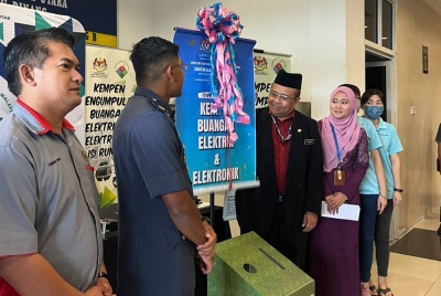 Norazizi (tiga dari kiri) ketika merasmikan Program Taklimat Larangan Pembakaran Terbuka Bersama Kakitangan Wisma Persekutuan Seberang Perai Utara (SPU) di Wisma Persekutuan, pada Jumaat.