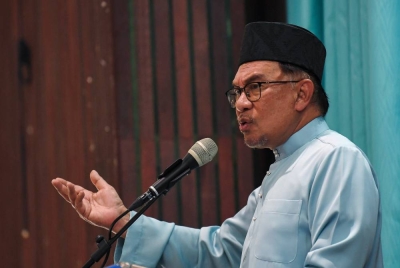 Anwar menyampaikan ucapan selepas meninjau blok bangunan asrama Sekolah Menengah Kebangsaan Agama Dato' Haji Hassan Haji Sail yang terbakar dalam satu kejadian pada tahun lepas. - Foto Bernama