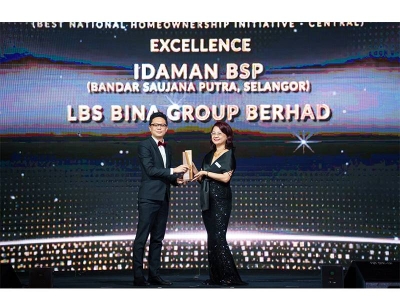 Timbalan Ketua Pegawai Eksekutif MGB, Isaac Lim menerima trofi di Anugerah StarProperty 2023 daripada Ketua Pegawai Perniagaan Kumpulan Star Media, Lydia Wang (kanan) di sebuah hotel di Kuala Lumpur, di sini, malam tadi. MGB, cabang pembinaan rasmi dan anak syarikat LBS, merangkul ‘Anugerah Rumah Bantuan (Cemerlang) bagi Kategori Kerajaan untuk projek Rumah Idaman BSP.
