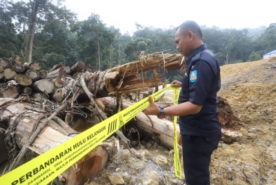 Pita kuning dipasang di tapak pembinaan berkenaan.