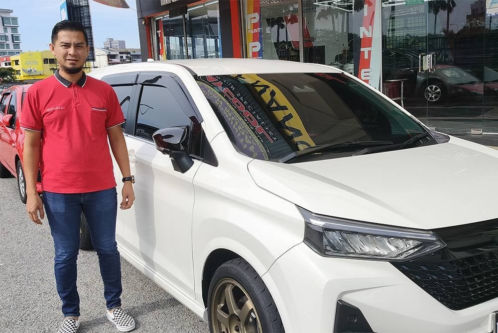 Mohamad Alif Hafifi bersama kereta kesayangan yang digunakan untuk menghantar pesakit ke premis kesihatan sekitar Kuantan secara percuma.