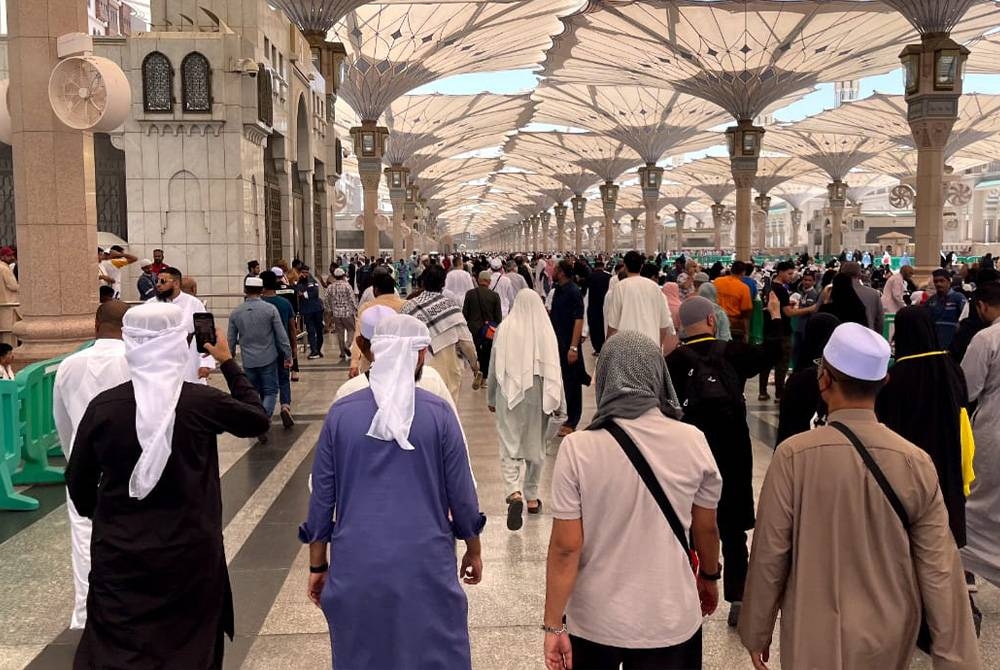 Kipas angin berwap dan payung raksasa dapat mengurangkan impak kepanasan di pekarangan Masjid Nabawi untuk keselesaan jemaah yang tidak dapat solat di dalam masjid.