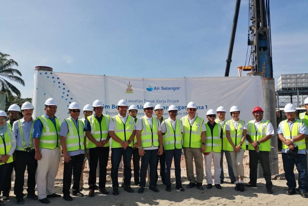 Izham (tujuh dari kanan) hadir pada sesi lawatan tapak projek Skim Bekalan Air Labohan Dagang Fasa 1 Telok Panglima Garang pada Sabtu.