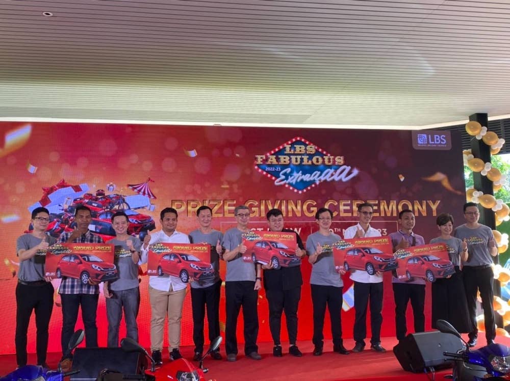 Tetamu kenamaan bergambar bersama lima pemenang hadiah Perodua Axia.