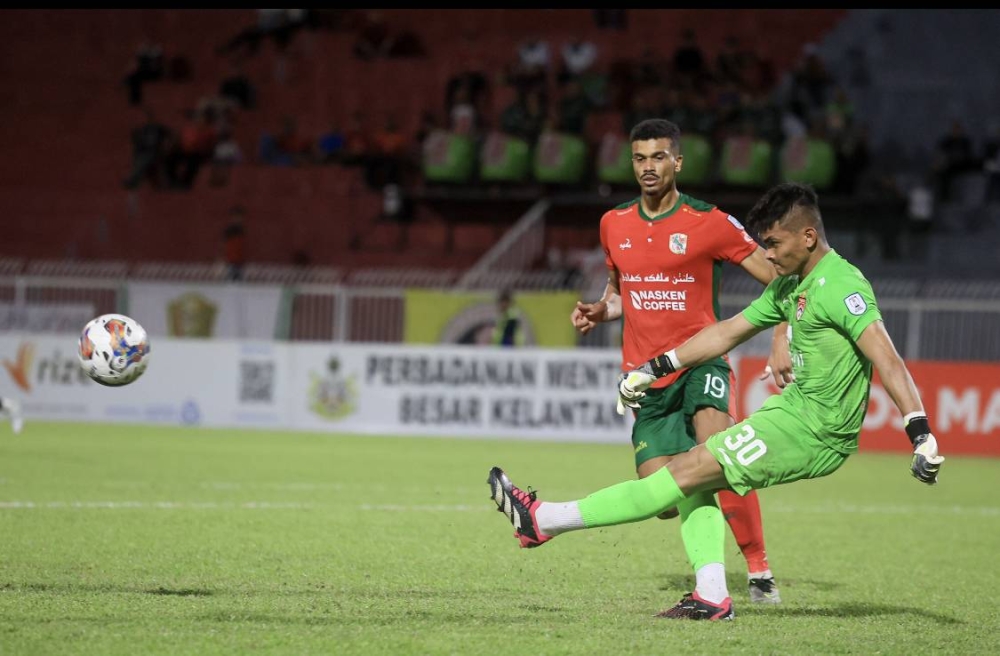 Saravanan (kiri) yang menjaringkan gol penalti pada Aksi Liga Super di Kota Bharu pada Sabtu. 