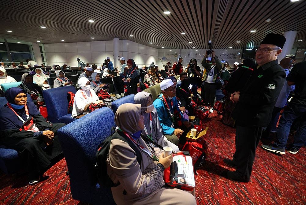 Pengarah Eksekutif Haji Tabung Haji (TH) merangkap Ketua Rombongan Haji Malaysia Datuk Seri Syed Saleh Syed Abdul Rahman (kanan) menyantuni bakal jemaah haji pada Majlis Mengucap Selamat Jalan kepada Bakal Jemaah Haji Malaysia Penerbangan Pertama (KT01) ke Tanah Suci Musim Haji 1444H/2023M di Lapangan Terbang Antarabangsa Kuala Lumpur (KLIA) awal tadi.