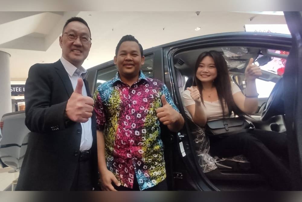 Pemenang cabutan bertuah utama ulang tahun ketujuh pusat membeli-belah Aman Central, Milas Chong Khar Hooi (kanan) bersama Exco Kedah, Mohd Firdaus Ahmad (tengah) dan Pengarah Urusan Belleview Group, Datuk Sonny Ho (kiri).