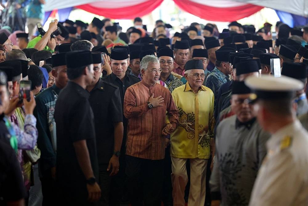 Yang di-Pertuan Agong Al-Sultan Abdullah Riصayatuddin Al-Mustafa Billah Shah berkenan berangkat pada Sambutan Minggu Perpaduan Peringkat Kebangsaan di Tebingan Sungai Kuching hari ini.